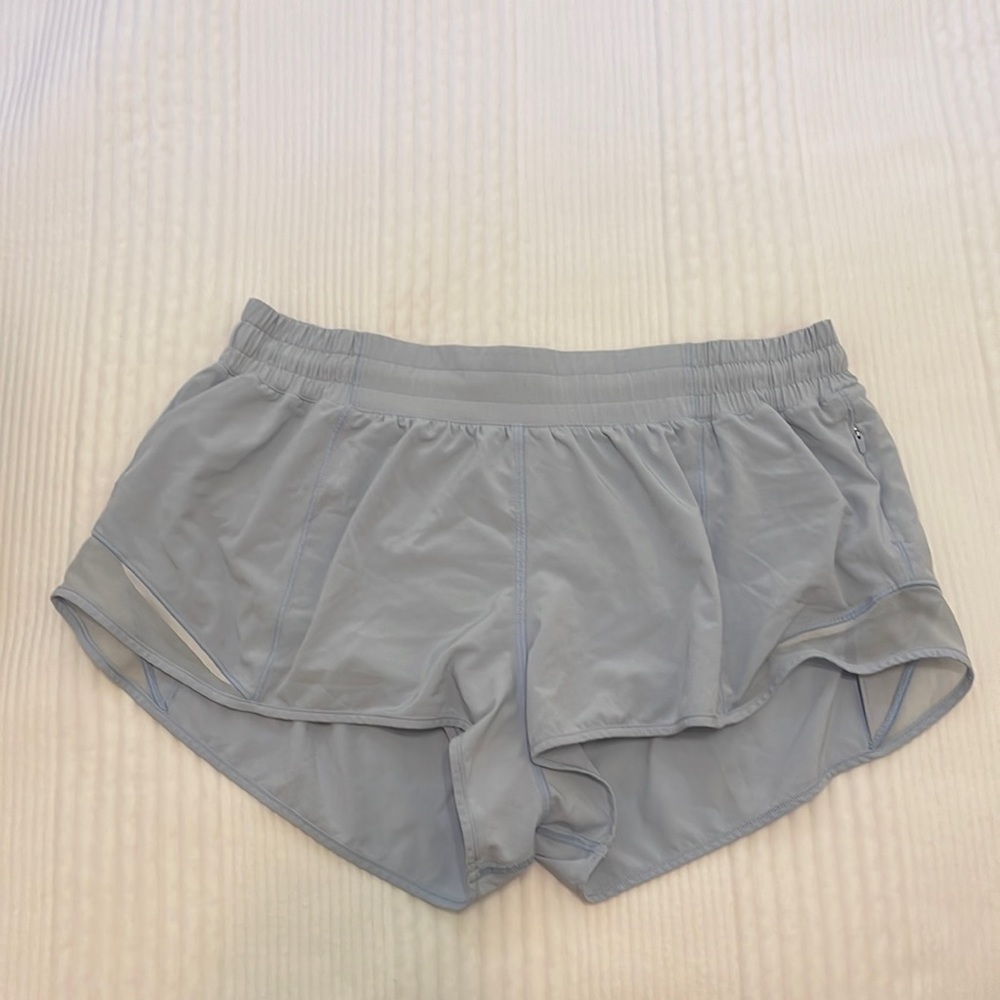 LULULEMON Hotty Hot Low Rise Short 2.5”